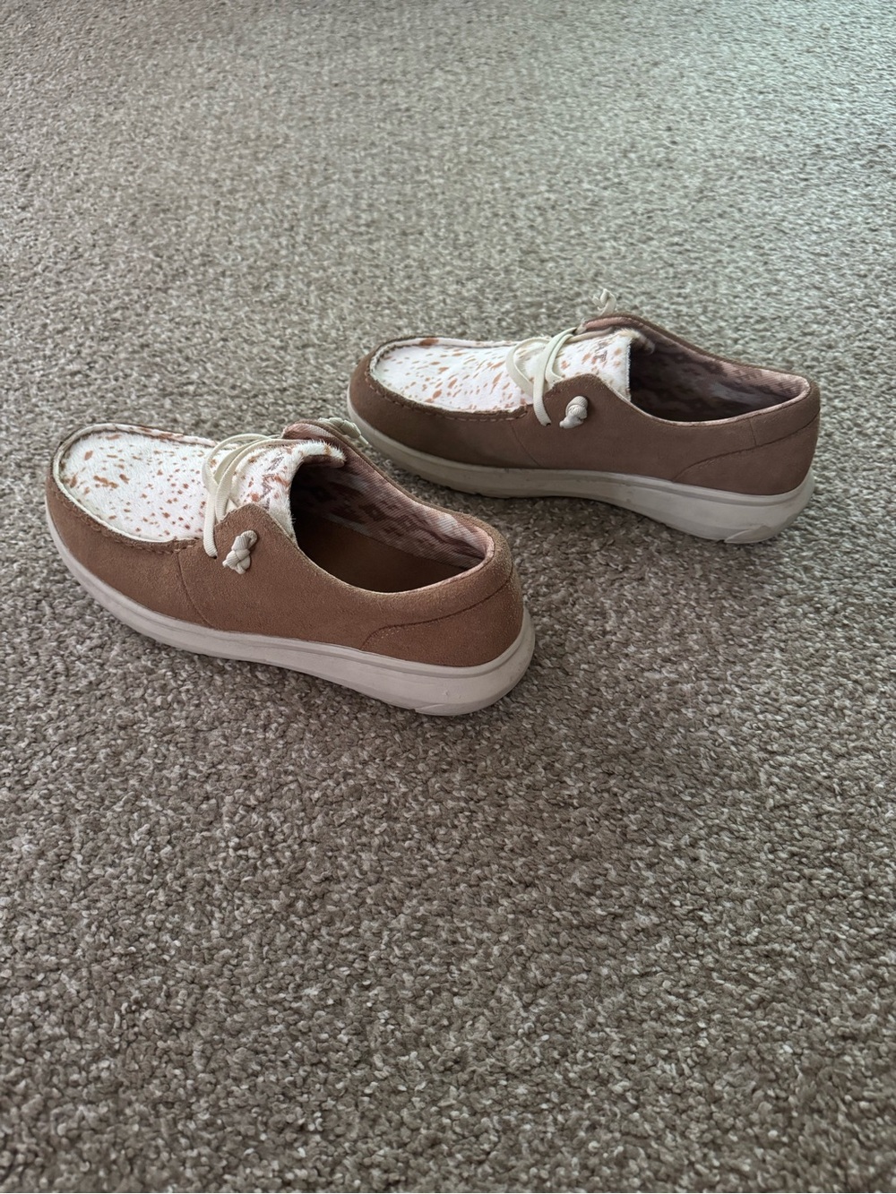 Ariat Women's Walnut/Spotted Hairon Hilo Shoe